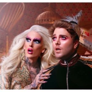 Jeffree Star Makeup - Shane Dawson X Jeffree Star Pink Pig Hand Mirror Jeffree Star Makeup - Shane Dawson X Jeffree Star Pink Pig Hand Mirror
